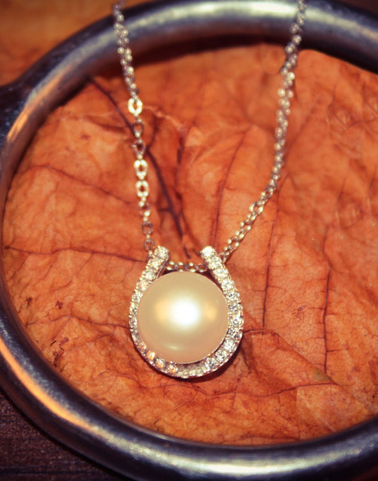 The Timeless Charm of the Horseshoe Necklace: A Journey Through History